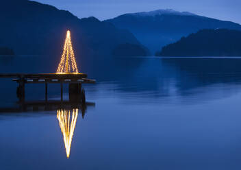 Beleuchteter Weihnachtsbaum auf Holzsteg - BLEF07490