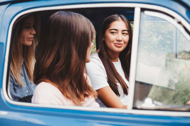 Friends talking inside car - CUF51399