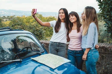 Friends taking selfie in countryside, Florence, Toscana, Italy - CUF51407