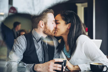 Couple kissing in cafe - BLEF07556