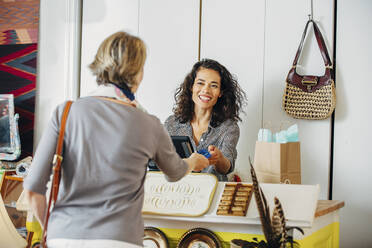 Clerk helping customer in shop - BLEF07574