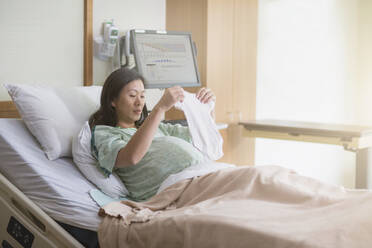 Schwangere Chinesin im Krankenhausbett - BLEF07604