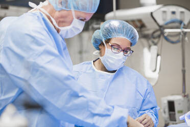 Chirurgen bei der Arbeit im Operationssaal - BLEF07609