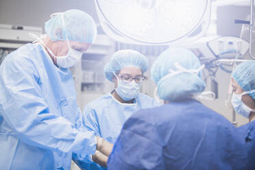 Surgeons working in operating room - BLEF07610