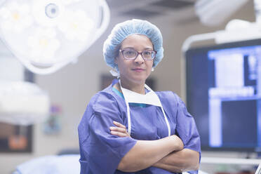 African American surgeon in operating room - BLEF07613