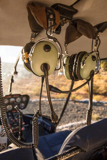 Innenraum eines Hubschraubers mit Bedienfeld und Kopfhörern, Kapstadt, Westkap, Südafrika - ISF21489