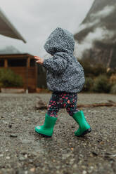 Baby erkundet die Natur, Queenstown, Canterbury, Neuseeland - ISF21505