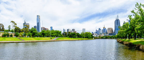 Stadtbild von Melbourne mit Yarra-Fluss, Victoria, Australien - KIJF02490