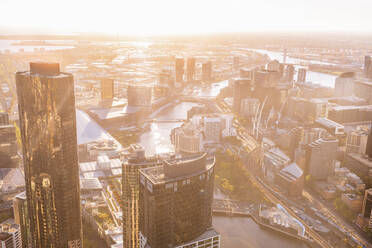 Stadtbild von Melbourne mit Yarra-Fluss bei Sonnenuntergang, Victoria, Australien - KIJF02497