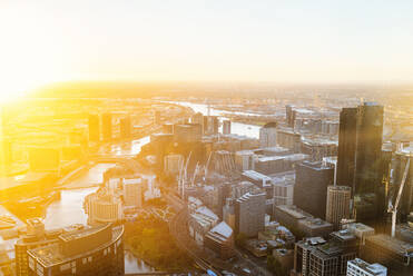 Stadtbild von Melbourne mit Yarra-Fluss bei Sonnenuntergang, Victoria, Australien - KIJF02498