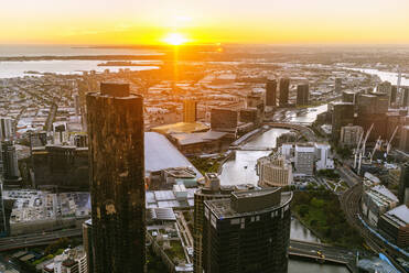 Stadtbild von Melbourne mit Yarra-Fluss bei Sonnenuntergang, Victoria, Australien - KIJF02499