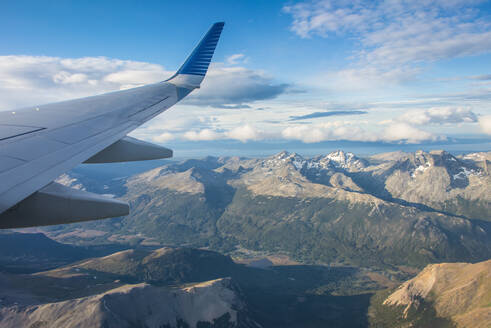 Luftaufnahme von Tierra del Fuego mit Flugzeugflügel, Argentinien - RUNF02840