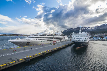Cruise ship anchoring in the harbour of Ushuaia, Tierra del Fuego, Argentina - RUNF02843
