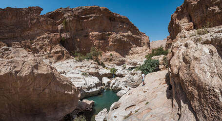 Tourist im Wadi Bani Khalid, Oman - WWF05122