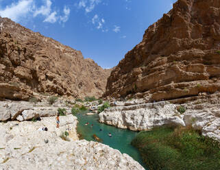 Menschen beim Schwimmen im Wadi Shab, Oman - WW05135