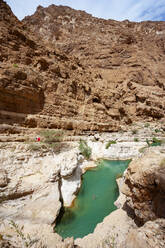 Blick auf einen kleinen See im Wadi Shab, Oman - WWF05136