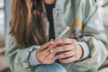 Frauenhände drehen einen Marihuana-Joint, Nahaufnahme - ACPF00556