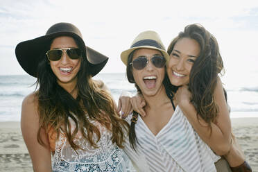 Gemeinsam lächelnde Frauen am Strand - BLEF07615