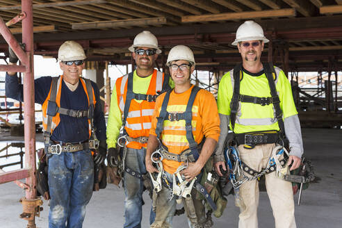 Lächelnde Arbeiter auf der Baustelle - BLEF07649