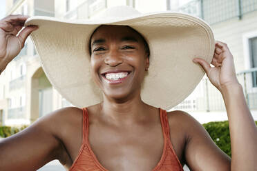 Black woman wearing sun hat outdoors - BLEF07755