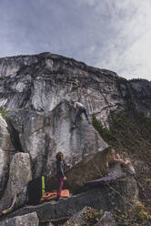 Kletterer beim Bouldern, beobachtet von Freunden, Squamish, Kanada - ISF21707