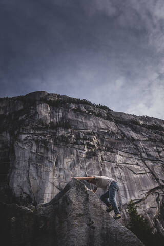 Kletterer beim Bouldern im Wald, Squamish, Kanada, lizenzfreies Stockfoto