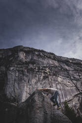 Kletterer beim Bouldern im Wald, Squamish, Kanada - ISF21708