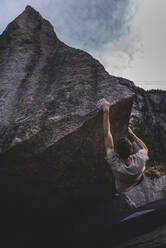 Kletterer beim Bouldern im Wald, Squamish, Kanada - ISF21712