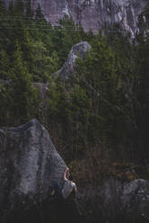 Kletterer beim Bouldern im Wald, Squamish, Kanada - ISF21714