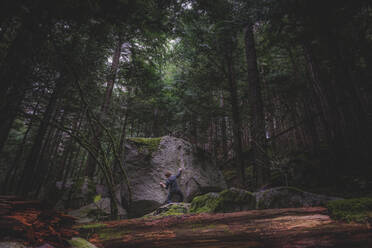 Kletterer beim Bouldern im Wald, Squamish, Kanada - ISF21718