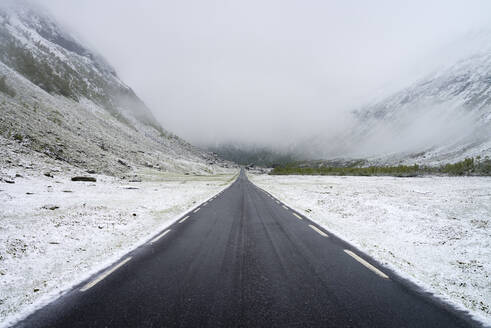 Leere Straße in Norwegen - RJF00820