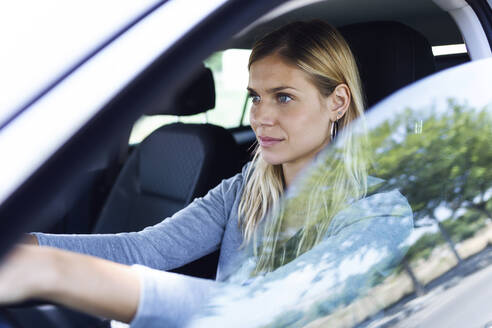 Junge Geschäftsfrau am Steuer ihres Autos - JSRF00311