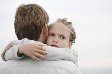 Porträt eines kleinen Mädchens, das seinen Vater umarmt - EYAF00259