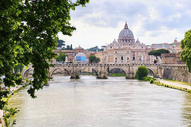 Tiber, Ponte Sant'Angelo, Petersdom, Rom, Italien - MRF02052