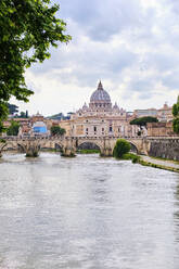 Tiber, Ponte Sant'Angelo, Petersdom, Rom, Italien - MRF02053