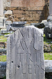 Überreste einer Stele auf dem Forum Romanum, Rom, Italien - MRF02081