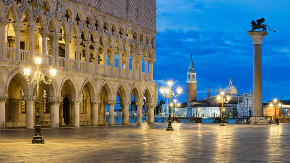 Markusplatz mit Dogenpalast und San Giorgio Maggiore im Hintergrund, Venedig, Italien - HNF00806