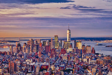 Luftaufnahme der Skyline von Manhattan bei Sonnenuntergang, New York City, New York, USA - HNF00810