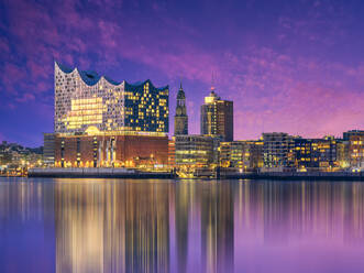 Beleuchtete Elbphilharmonie, Hamburg, Deutschland, - HNF00812