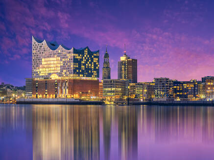 Beleuchtete Elbphilharmonie, Hamburg, Deutschland, - HNF00812