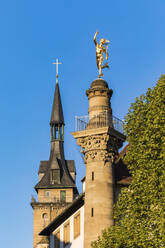 Stiftskirche und Merkursäule mit goldenem Quecksilber auf dem Dach, Stuttgart, Deutschland - WDF05273