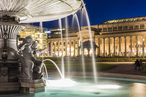 Schlossplatz mit Springbrunnen vor dem Königsbau bei Nacht, Stuttgart, Deutschland - WDF05276