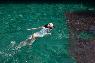 Mädchen schwimmt im Pool - CUF51481