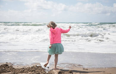 Mädchen erkundet Strand - CUF51485