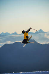 Skifahrer in der Luft, Saas-Fee, Wallis, Schweiz - CUF51529