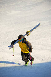 Skifahrer beim Bergaufgehen, Saas-Fee, Wallis, Schweiz - CUF51530