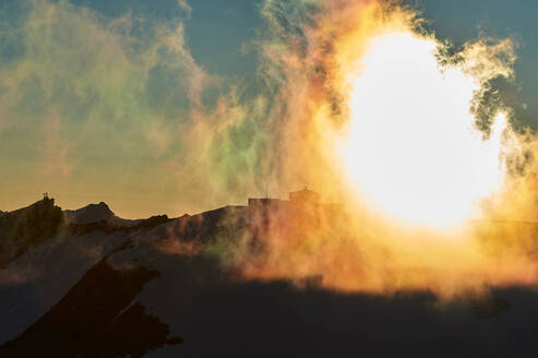 Sonne hinter Wolkenschleier über Bergkette, Saas-Fee, Wallis, Schweiz - CUF51531