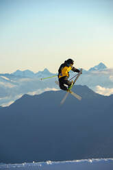 Skifahrer in der Luft, Saas-Fee, Wallis, Schweiz - CUF51533