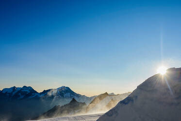 Die Sonne schaut hinter dem Berg hervor, Saas-Fee, Wallis, Schweiz - CUF51535