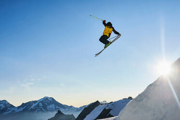 Skifahrer in der Luft, Saas-Fee, Wallis, Schweiz - CUF51536